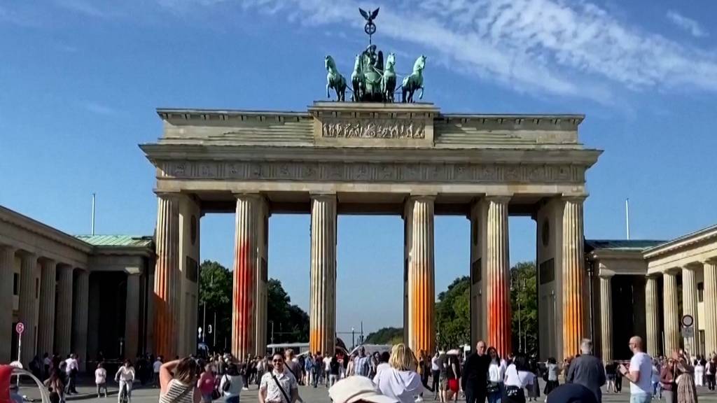 Klimaaktivisten der «Letzten Generation» beschmieren Brandenburger Tor