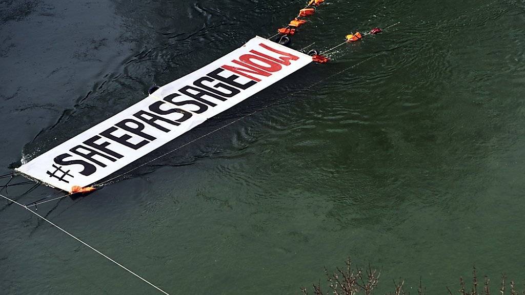 In Bern installierten die Aktivisten den Kollektivs Open Eyes Balkanroute ein Transparent auf der Aare. Es erinnert an die Flüchtlingsboote, die täglich übers Meer fahren.