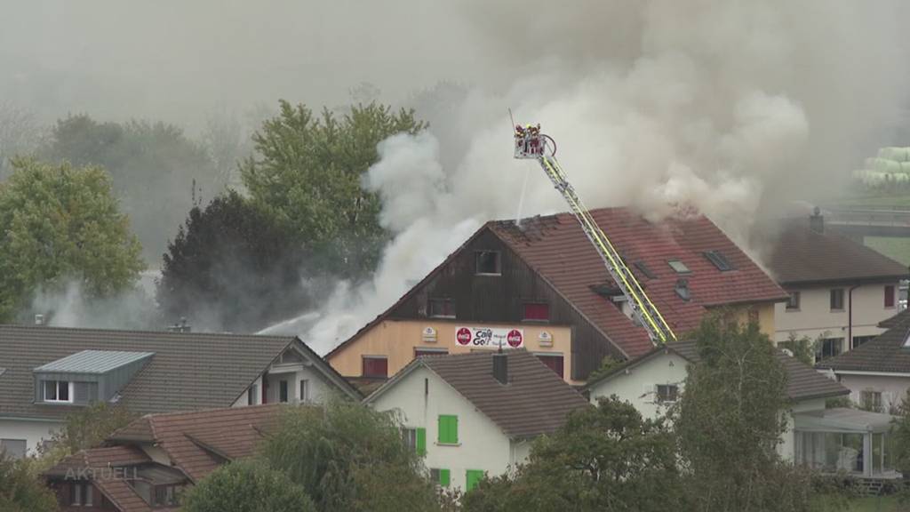 Dicke Rauchsäule: In Waltenschwil brannte es im Restaurant der Minigolf-Anlage