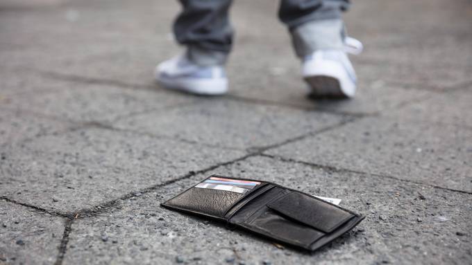 Mann hält sich illegal im Aargau auf, klaut Portemonnaie und nutzt bargeldloses Zahlen aus