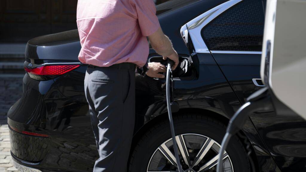Auf Schweizer Strassen nimmt die Zahl der Elektroautos deutlich zu. Im September machten die reinen «Stromer» über ein Drittel an den neu zugelassenen Autos aus.(Symbolbild)