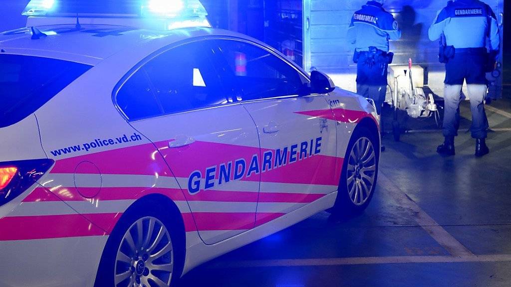 In Yverdon-les-Bains hat die Polizei am späten Donnerstag Nachmittag nach einem Gewaltverbrechen einen Toten und einen Schwerverletzten gefunden. ( Archiv)