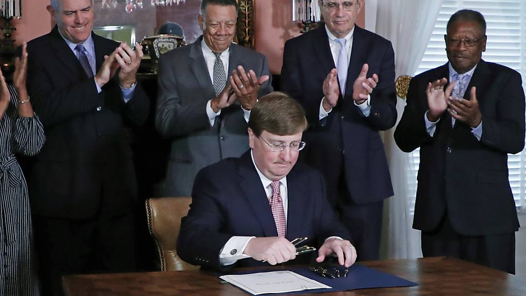 Der Gouverneur des US-Gliedstaates Mississippi Tate Reeves hat mit seiner Unterschrift den Weg für eine neue Flagge in seinem Bundesstaat freigemacht.