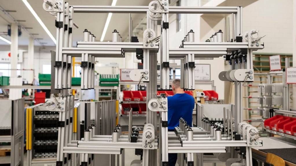 Die Stimmung bei exportorientierten Schweizer Industrieunternehmen ist im August im Nachgang zum US-Zollhammer überraschend stabil geblieben. Der Einkaufsmanagerindex (PMI) für die Industrie stieg sogar leicht an.(Symbolbild)