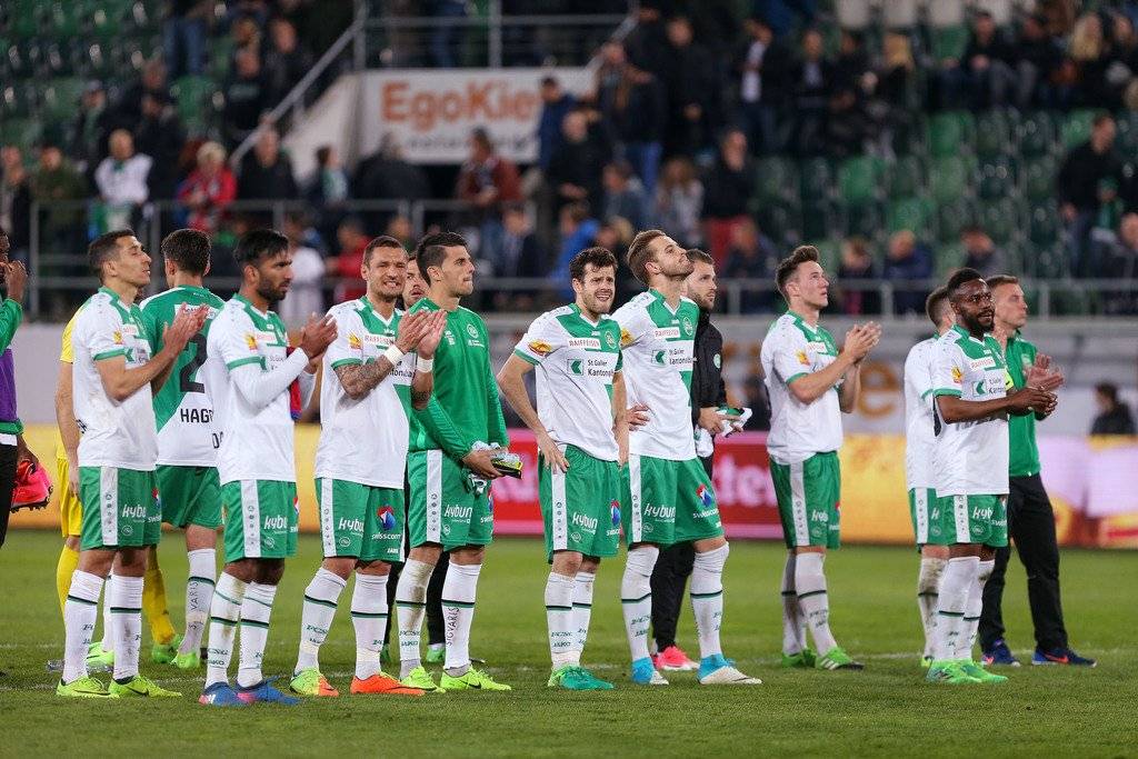 Viel Frust bei den St.Galler Spielern nach dem Heimspiel und der 0:3-Niederlage gegen Basel.