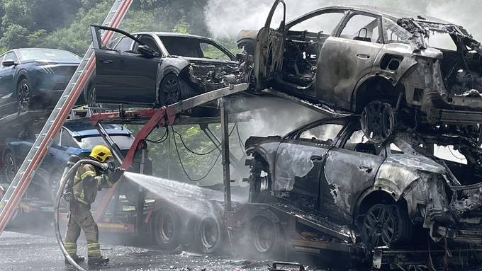 Autotransporter brennt – A13 bleibt während Stunden gesperrt