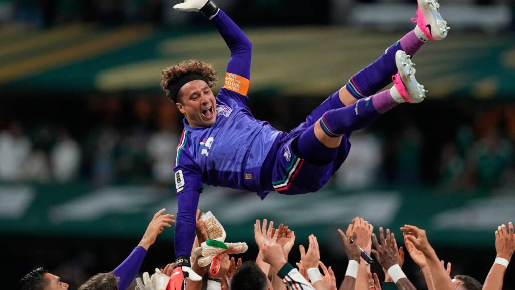 Guillermo Ochoa wird von seinen Mitspielern gefeiert