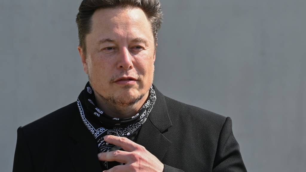 ARCHIV - X-Chef Elon Musk. Nach der Hamas-Attacke auf Israel berichten Nutzer der Plattform von Beiträgen mit Gewaltaufrufen sowie Falschinformationen. Foto: Patrick Pleul/dpa Pool/dpa