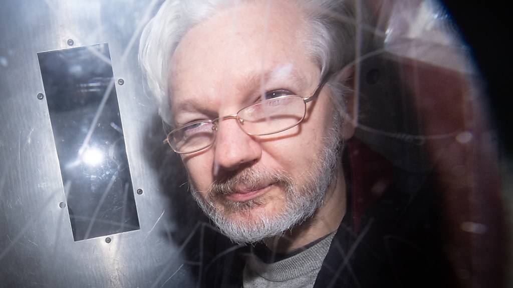 ARCHIV - Wikileaks-Gründer Julian Assange verlässt das Gericht Westminster Magistrates Court in London im Januar 2020. Foto: Dominic Lipinski/PA Wire/dpa