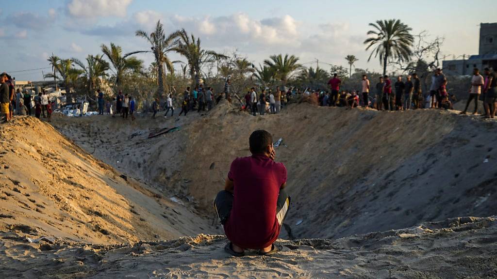 Palästinenser betrachten die Zerstörung nach einem israelischen Luftangriff. Foto: Abdel Kareem Hana/AP/dpa