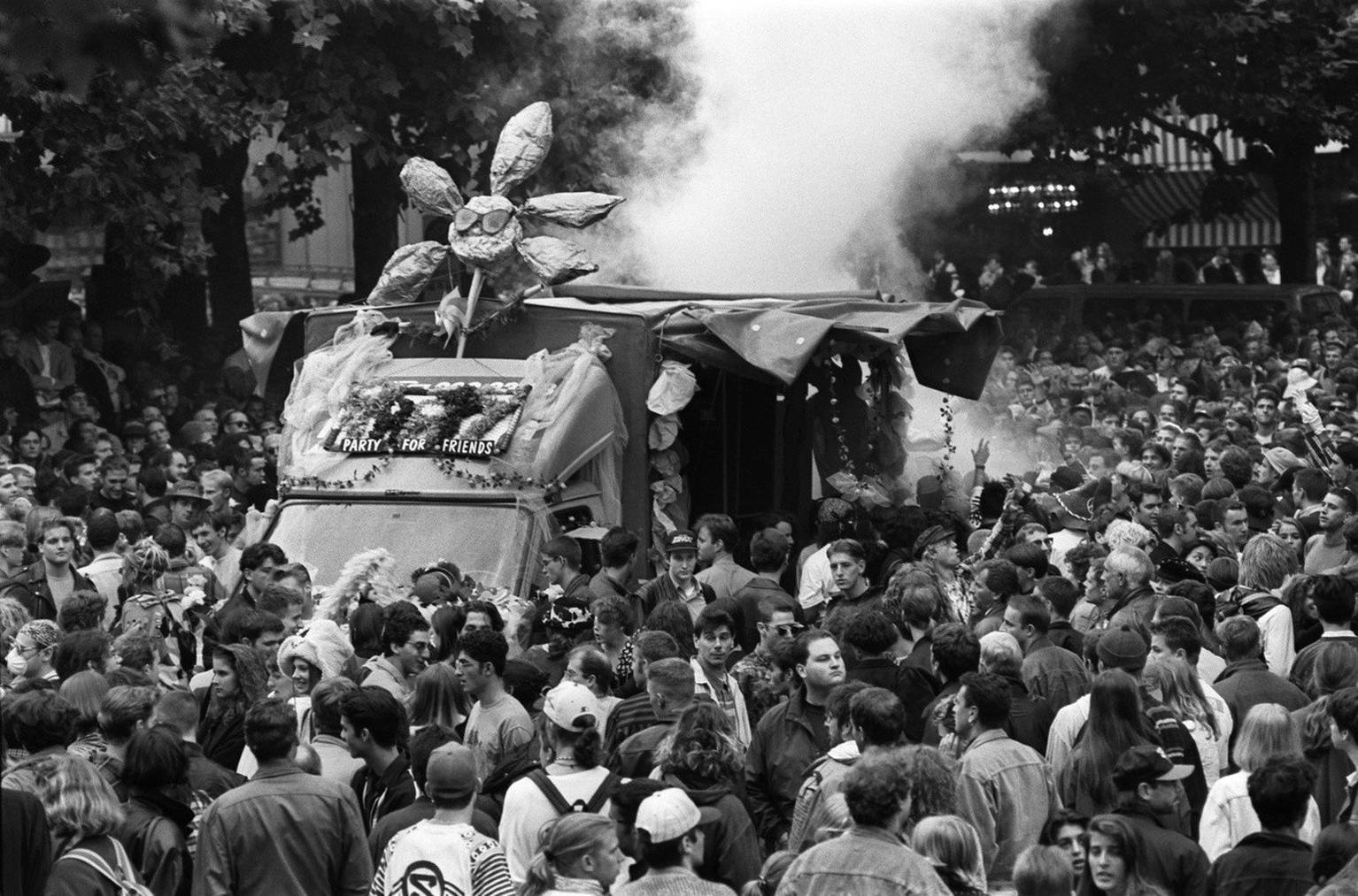 Herziges Love Mobile an der Street Parade 1993.