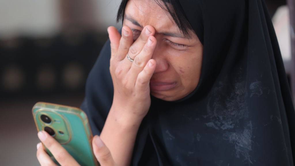 dpatopbilder - Eine Frau weint, während die Rettungsarbeiten für die unter den Trümmern eingeschlossenen Opfer im Gange sind, nachdem ein im Bau befindliches Gebäude in einem islamischen Internat eingestürzt ist. Foto: Trisnadi/AP/dpa