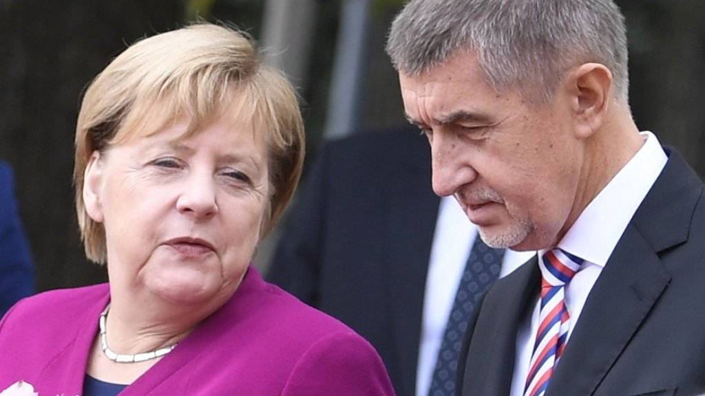 Andrej Babis begrüsst Angela Merkel am Freitag in Prag.