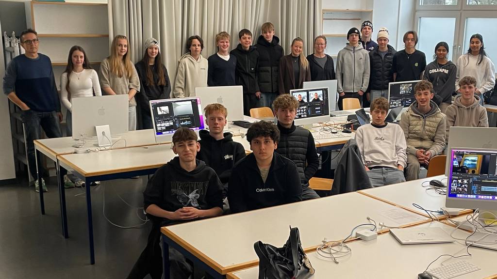 Schülerinnen und Schüler der Kanti Alpenquai machen Videojournalismus