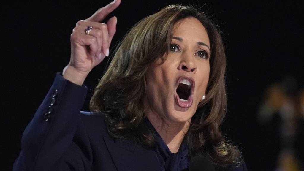 ARCHIV - Die beiden US-Präsidentschaftskandidaten Donald Trump und Kamala Harris streiten sich öffentlich über die Regeln bei ihrem ersten TV-Duell im September. Foto: Brynn Anderson/AP/dpa