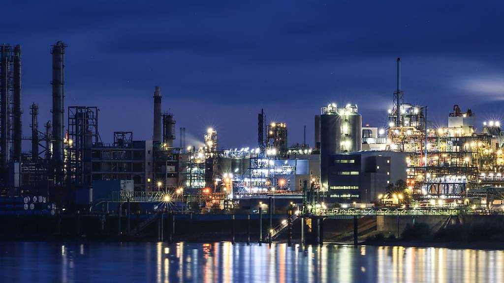 Die chemische Industrie in Deutschland, hier Werksanlagen in Leverkusen, hat an vielen Fronten zu kämpfen. (Archivbild)