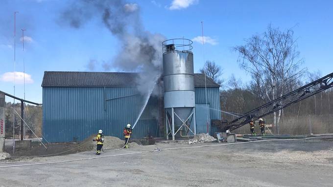 Schweissarbeiten lösen Brand in Silo aus