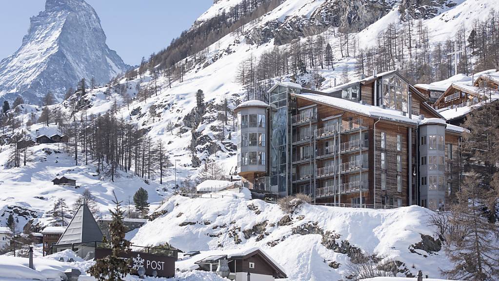 Distanzregeln gelten auch für Skitouristen: Am Wochenende riefen die Zermatter Bergbahnen die Gemeindepolizei an, um die corona-konforme Abstände beim Anstehen vor den Anlagen sicherzustellen. (Archivbild)
