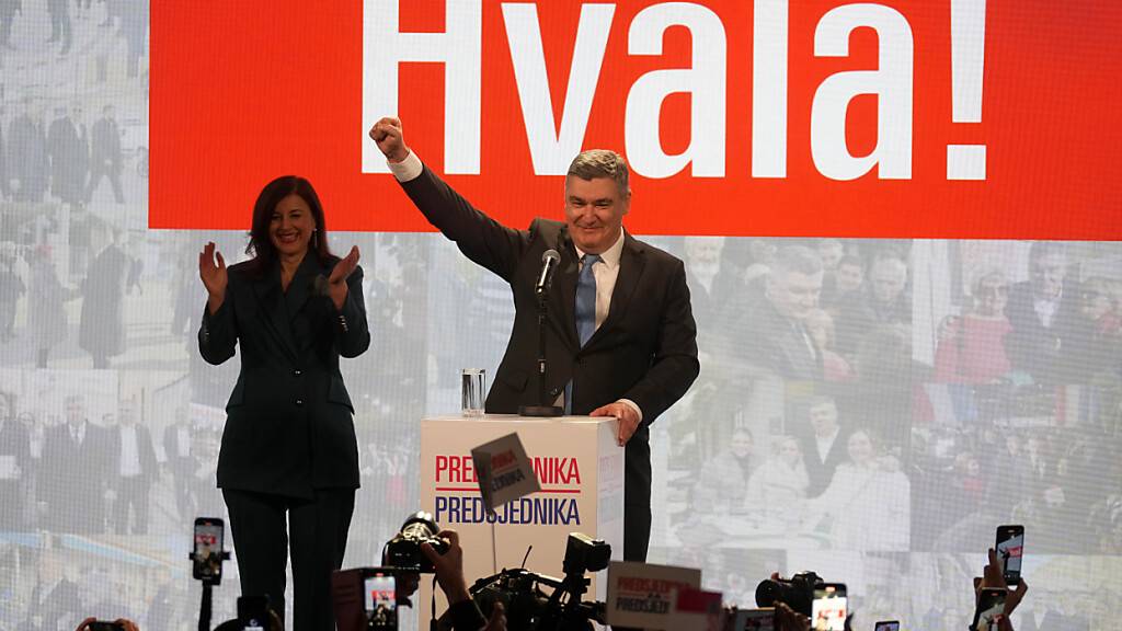 Der amtierende Präsident Zoran Milanovic mit seiner Frau Sanja Music Milanovic begrüßt seine Anhänger. Auf dem Schild steht «Danke». Foto: Darko Bandic/AP/dpa
