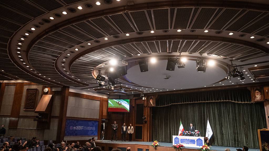 ARCHIV - Der Sprecher des iranischen Wächterrats, Hadi Tahan Nasif, eröffnet eine Pressekonferenz in der Hauptstadt Teheran. Foto: Arne Immanuel Bänsch/dpa