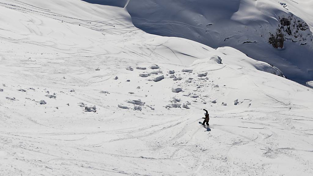 Ein Snowboarder ist am Dienstag am Hasliberg ausserhalb der markierten Pisten tödlich verunglückt. (Symbolbild)