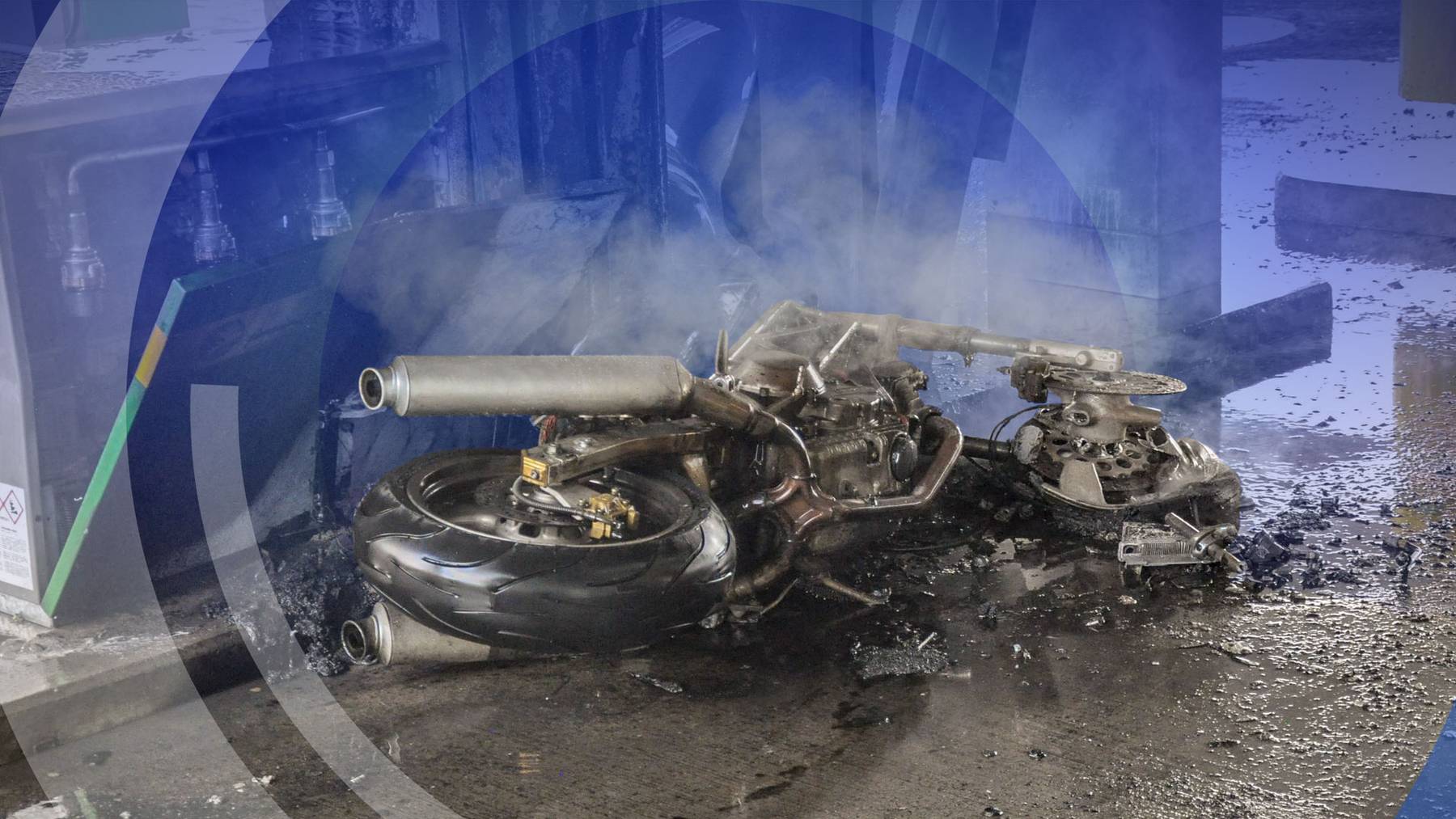 Brandgefährlich: Motorrad geht an Tankstelle in Flammen auf