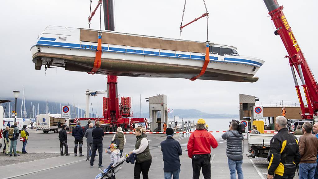 Mit einem aufwändigen Transport wurde das Motorschiff Schwyz vom Zuger- in den Walensee transportiert. Auf dem Bild zu sehen ist, wie das Schiff aus dem Wasser des Zugersees gehoben wird.