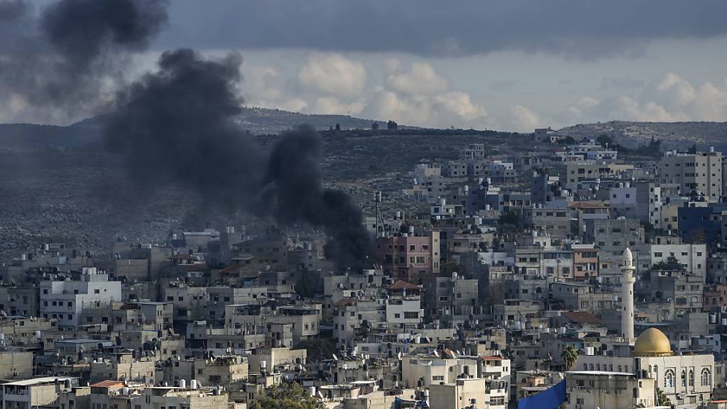 Rauch steigt während einer Razzia der israelischen Armee im Flüchtlingslager Nur Shams auf. Israels Militär hat diese nach eigenen Angaben nach mehr als 40 Stunden beendet. Foto: Majdi Mohammed/AP/dpa