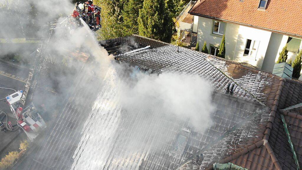 Beim Brand der Dachwohnung in Birsfelden entstand grosser Sachschaden. Das Mehrfamilienhaus ist nicht mehr bewohnbar.