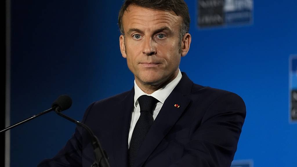 Der französische Präsident Emmanuel Macron spricht während einer Pressekonferenz während des Nato-Gipfels in Washington. Foto: Stephanie Scarbrough/AP/dpa