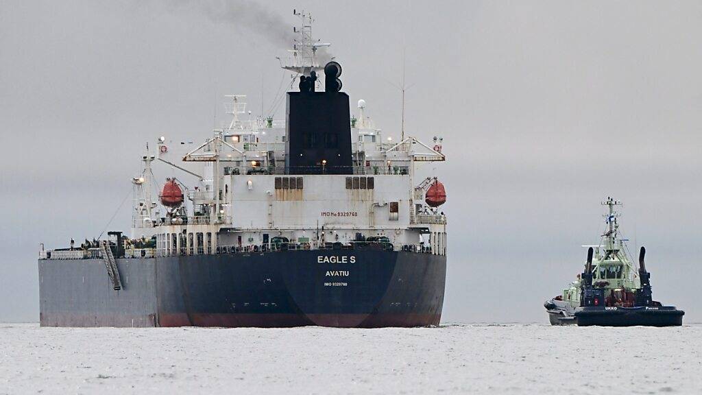 Öltanker «Eagle S» vor Porkkalanniemi, Kirkkonummi, im Finnischen Meerbusen, neben dem finnischen Schlepper Ukko. Foto: Jussi Nukari/Lehtikuva/dpa