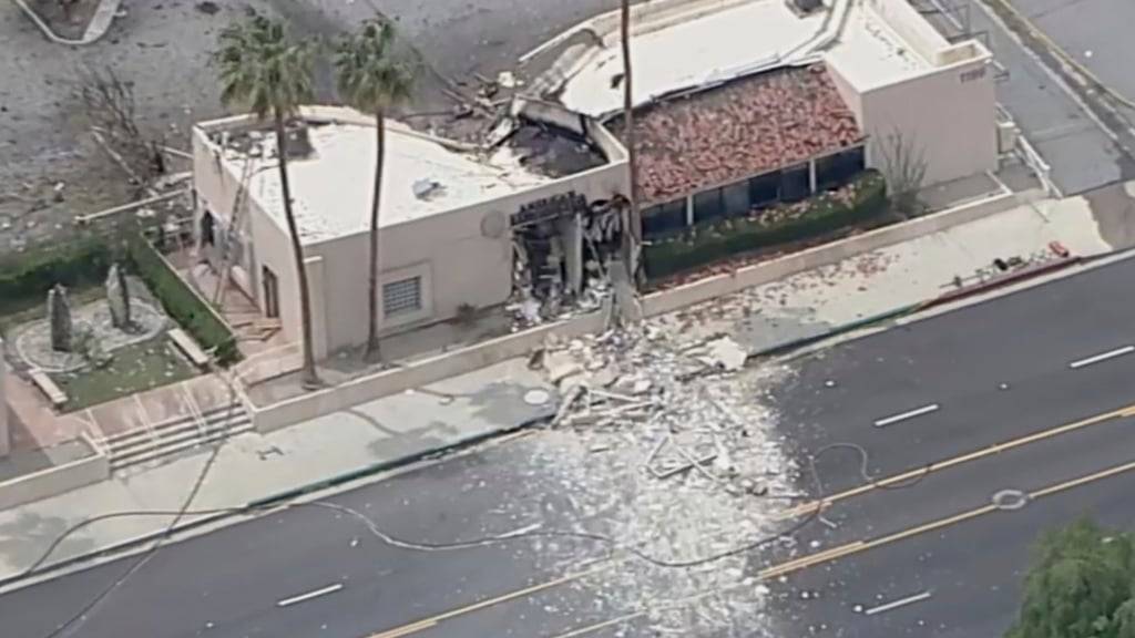 Trümmer bedecken den Boden nach einer Explosion in Palm Springs, Kalifornien. Foto: -/ABC7 Los Angeles via AP/dpa - ACHTUNG: Nur zur redaktionellen Verwendung im Zusammenhang mit der aktuellen Berichterstattung und nur mit vollständiger Nennung des vorstehenden Credits. Keine Nutzung durch Fernsehsender.
