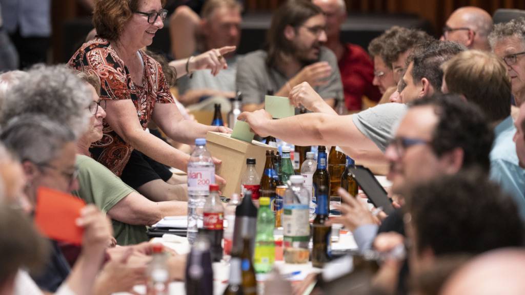Soll die SP Stadt Zürich keinen Gratis-Alkohol an Versammlungen abgeben? Ein  Parteimitglied hat eine Debatte über den Umgang mit Alkohol ausgelöst. Im Bild die Versammlung über die Nomination für die Ständeratswahlen 2027. (Symbolbild)
