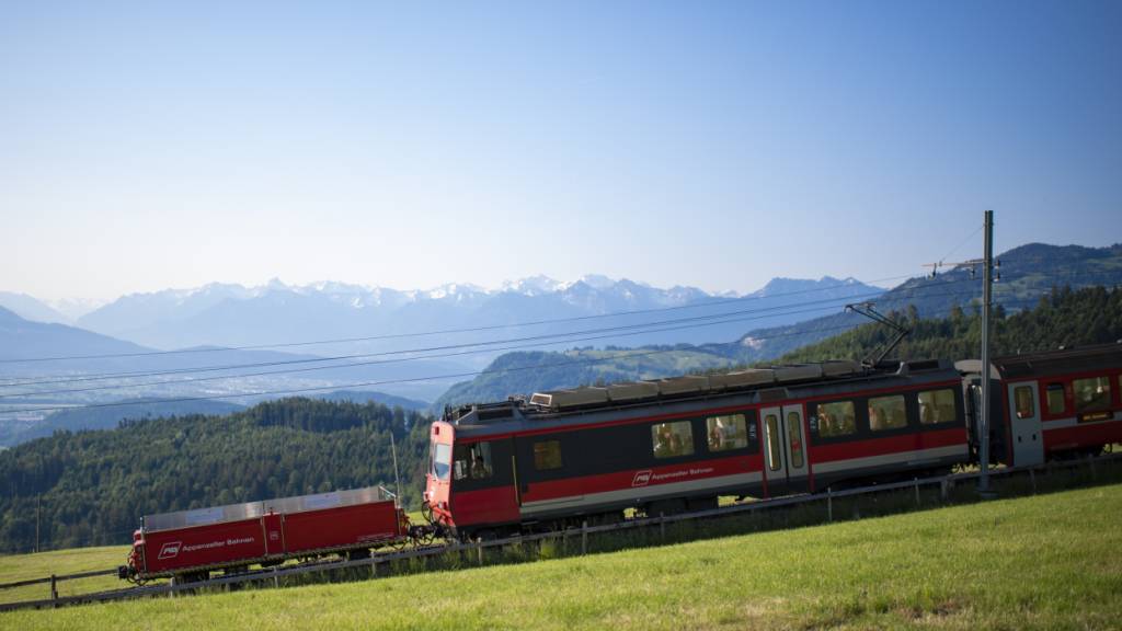Ein Zug der Appenzeller Bahnen verkehrt auf der Linie zwischen Gais AR und Altstätten SG.