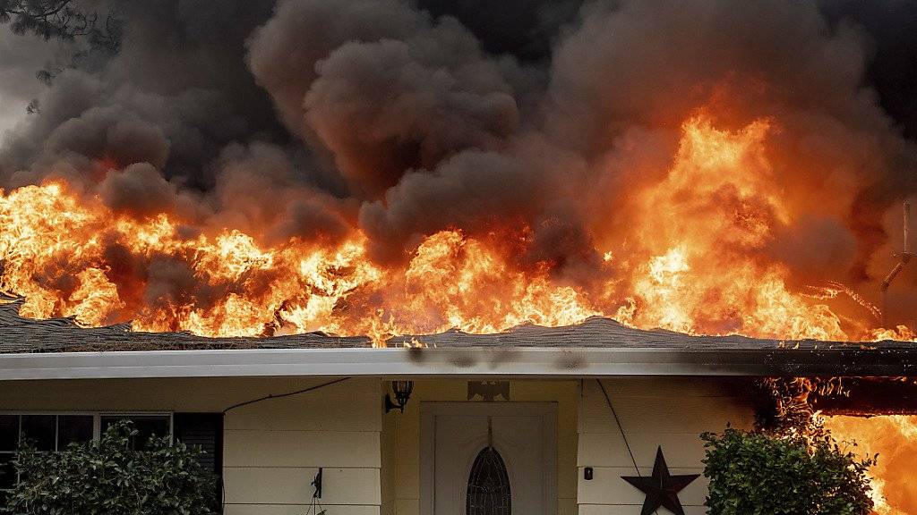 Die verheerenden Waldbrände in Kalifornien vom November haben nicht nur zahlreiche Menschenleben gefordert sondern auch zu Schäden für die Versicherer in Milliardenhöhe geführt. (Archivbild)
