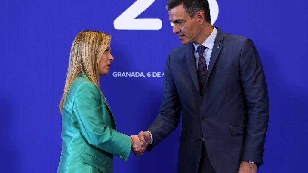 ARCHIV - Giorgia Meloni (l), Ministerpräsidentin von Italien, wird durch Pedro Sanchez (r), Ministerpräsident von Spanien, am EU-Gipfel 2023 begrüßt. Foto: Manu Fernandez/AP/dpa/Archivbild