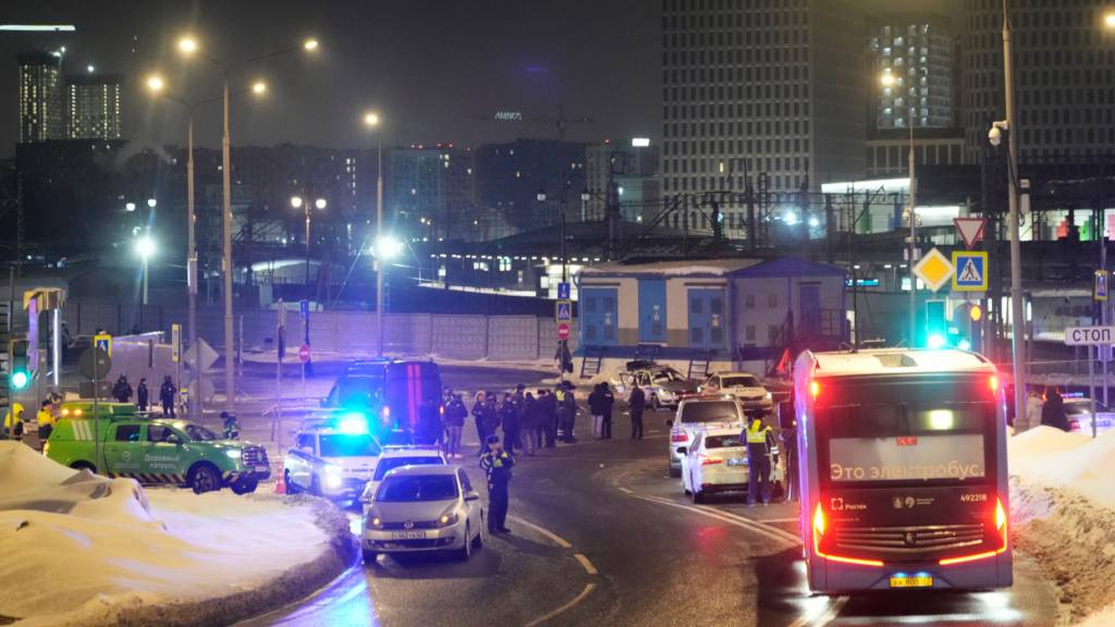 Polizei und Rettungskräfte sind in der Nähe des Sawjolowski-Bahnhofs in Moskau zu sehen. Foto: Uncredited/AP/dpa
