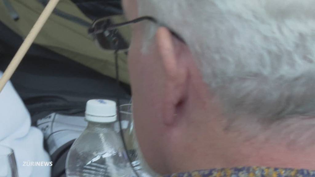 SVP Delegierte schauen Skirennen während Marco Odermatt vor Halbierungsinitiative warnt