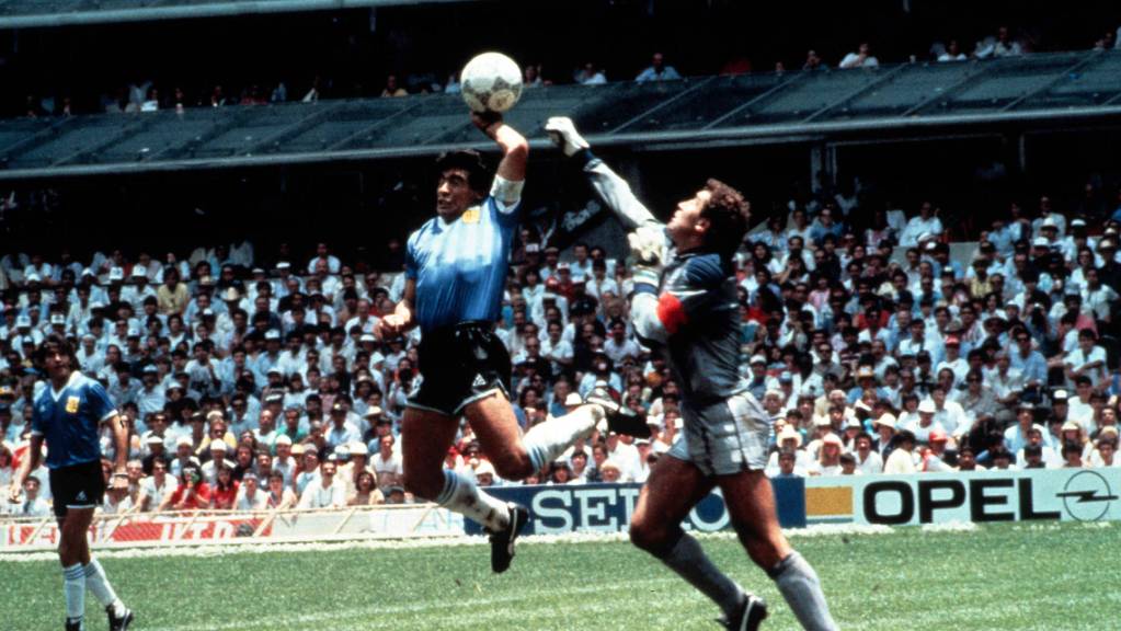 Weil Diego Maradona den Ball mit der Hand spielt, kommt Englands Torhüter Peter Shilton zu spät und Argentinien geht 1986 im WM-Viertelfinal mit 1:0 in Führung.
