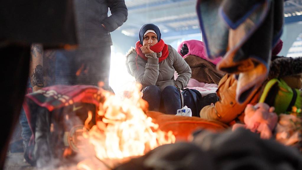 ARCHIV - Wärmen am Lagerfeuer in einer leeren Markthalle nahe der türkisch-griechischen Grenze: In der Türkei leben derzeit rund 4 Millionen Flüchtlinge. Foto: Mohssen Assanimoghaddam/dpa