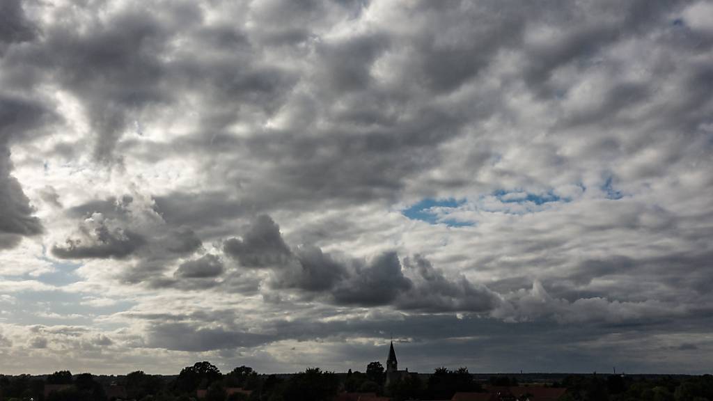 Dunkle Wolken kündigen das Sturmtief Hendrik an. (Symbolbild)