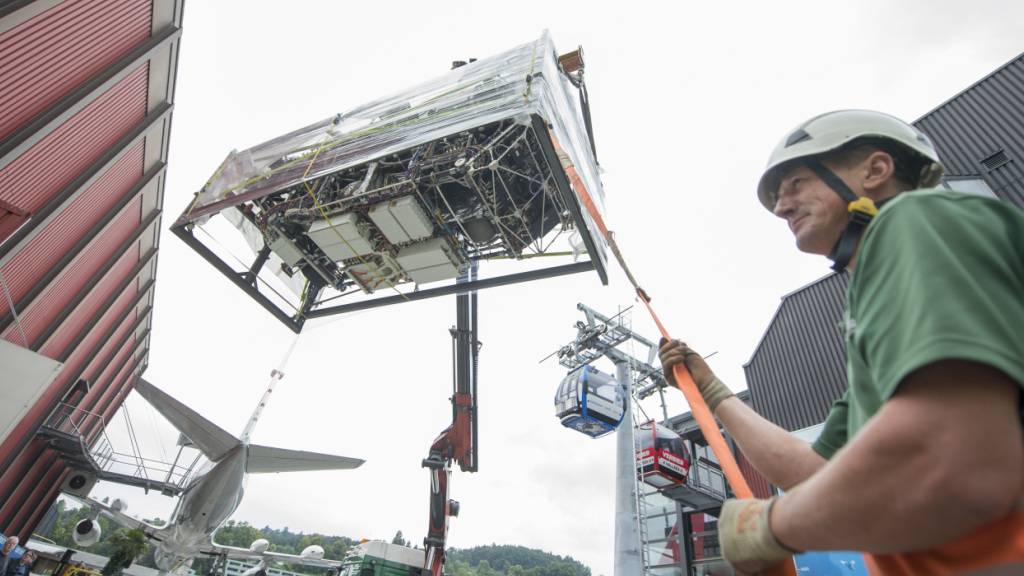Der Forschungssatellit «Eureca» wurde 2016 von der Decke des Verkehrshaus Luzern abmontiert und zur Eidgenössischen Materialprüfungs- und Forschungsanstalt Empa abtransportiert. (Archivbild)