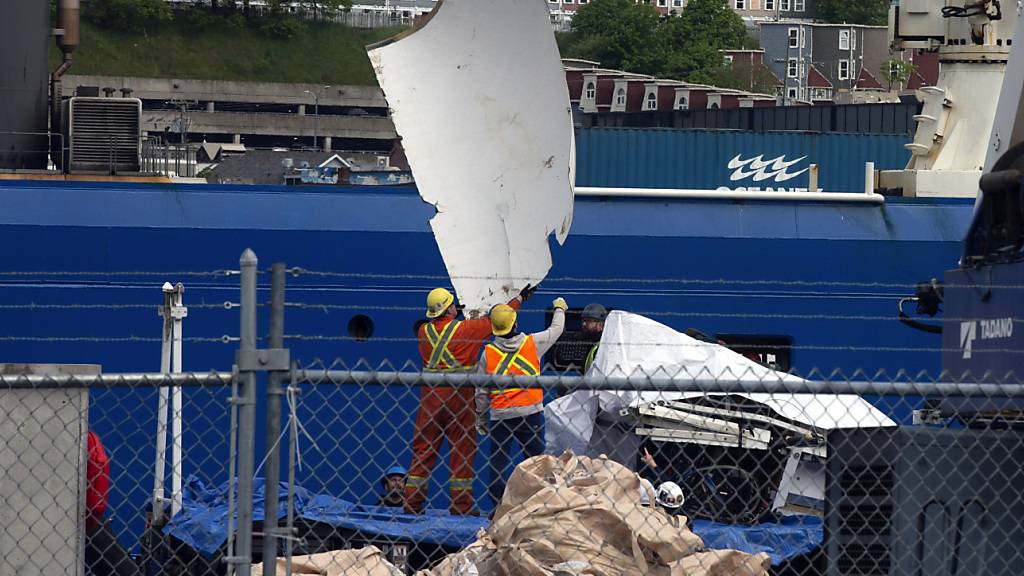 ARCHIV - Trümmer des Tauchboots «Titan», das vom Meeresboden in der Nähe des Wracks der «Titanic» geborgen wurde. Foto: Paul Daly/The Canadian Press/AP/dpa