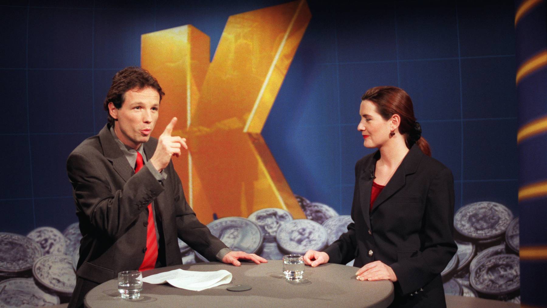 Ueli Schmezer, links, und Isabelle Moncada, rechts, am 5. Januar 1999 anlässlich der «Kassensturz»-Geburtstagssendung im Fernsehstudio Zuerich. Das Konsumentenmagazin von SF DRS feierte sein 25-jähriges Bestehen mit einer Geburtstagssendung.