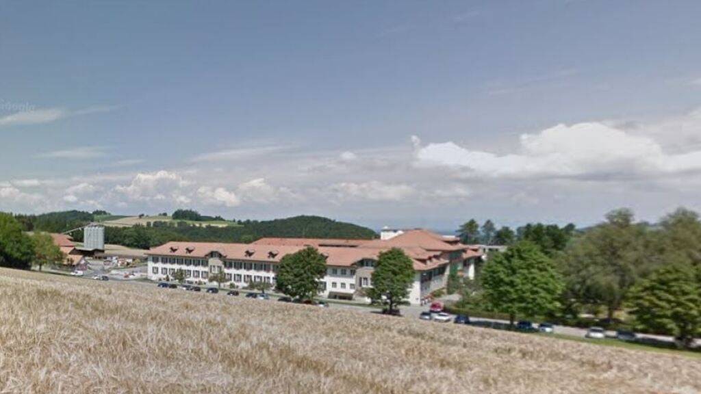Eine Bauernfamilie, die wegen der Räumung des Munitionsdepots aus Mitholz wegziehen muss, findet in der Nähe des Alters- und Pflegeheims in Kühlewil oberhalb von Bern eine neue Existenz.