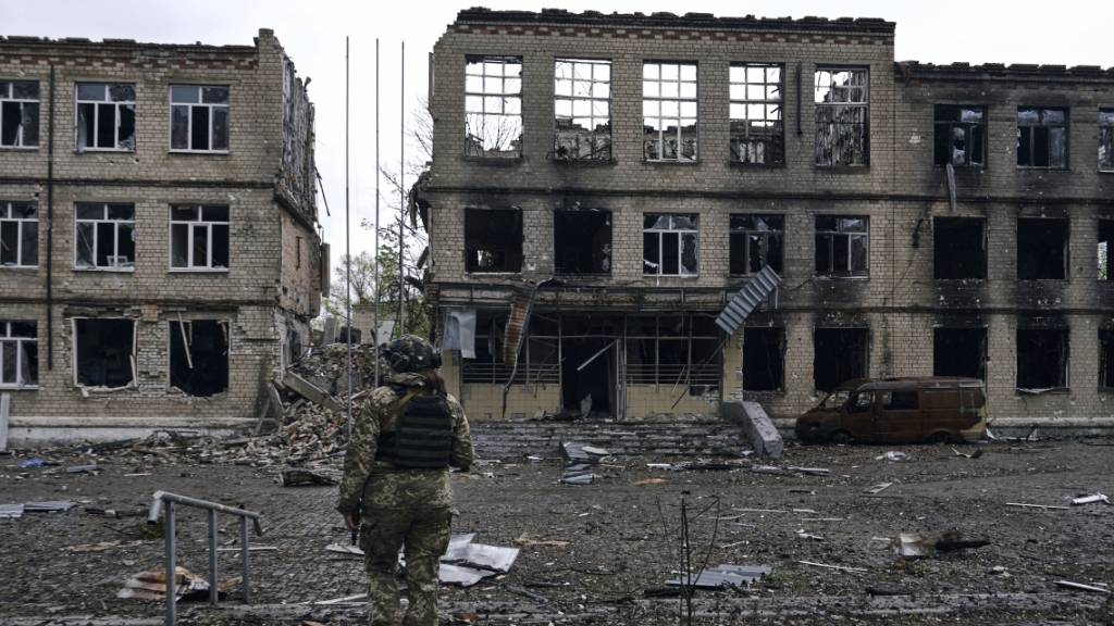 ARCHIV - Der Abzug aus der monatelang umkämpften Stadt Awdijiwka ist für die ukrainische Armee ein weiterer Rückschlag in ihrem Abwehrkampf gegen Russland. Foto: LIBKOS/AP/dpa