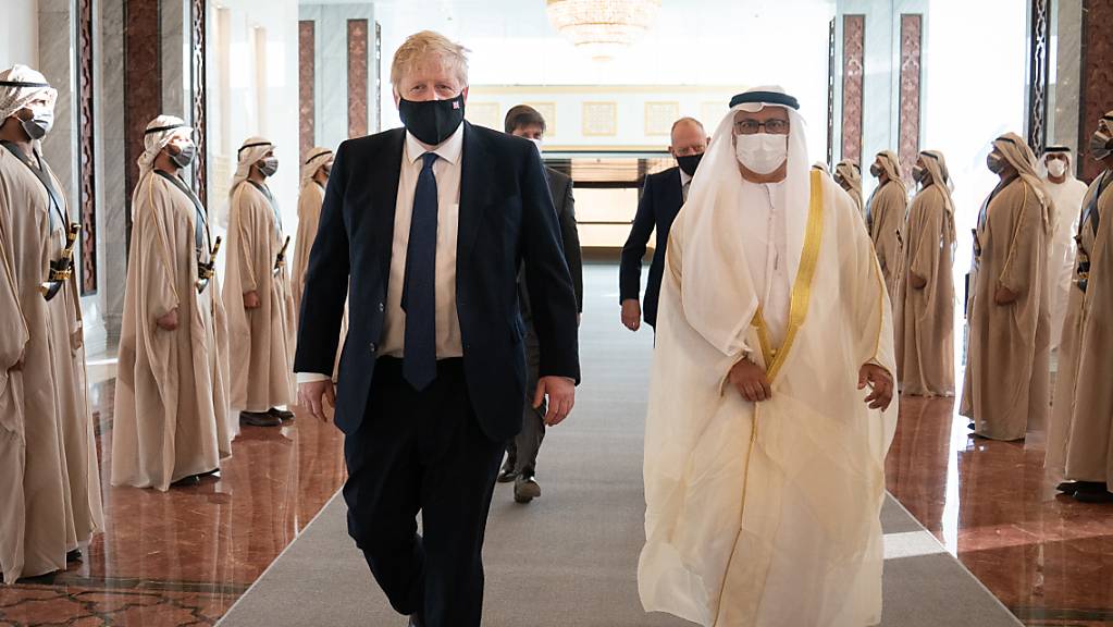 Der britische Premierminister, Boris Johnson, trifft sich mit dem Kronprinzen der VAE, Scheich bin Zayed, in Abu Dhabi und dem saudischen Kronprinzen bin Salman in Riad, Saudi-Arabien, wo er hofft, die Beziehungen zu den Ländern zu stärken, um dem russischen Präsidenten  Putin entgegenzutreten. Foto: Stefan Rousseau/PA Wire/dpa