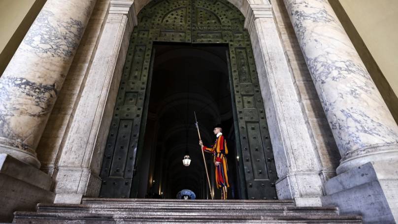 Ein Schweizer Gardist bewacht den Eingang zum apostolischen Palast. (Archivaufnahme)