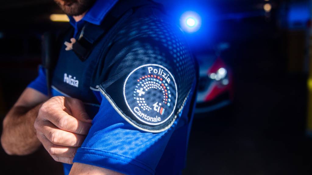 Ein 58-jähriger Autofahrer ist in der Nacht auf Freitag im Piumogna-Tunnel im Leventinatal TI mit einem Polizeifahrzeug kollidiert. (Symbolbild)