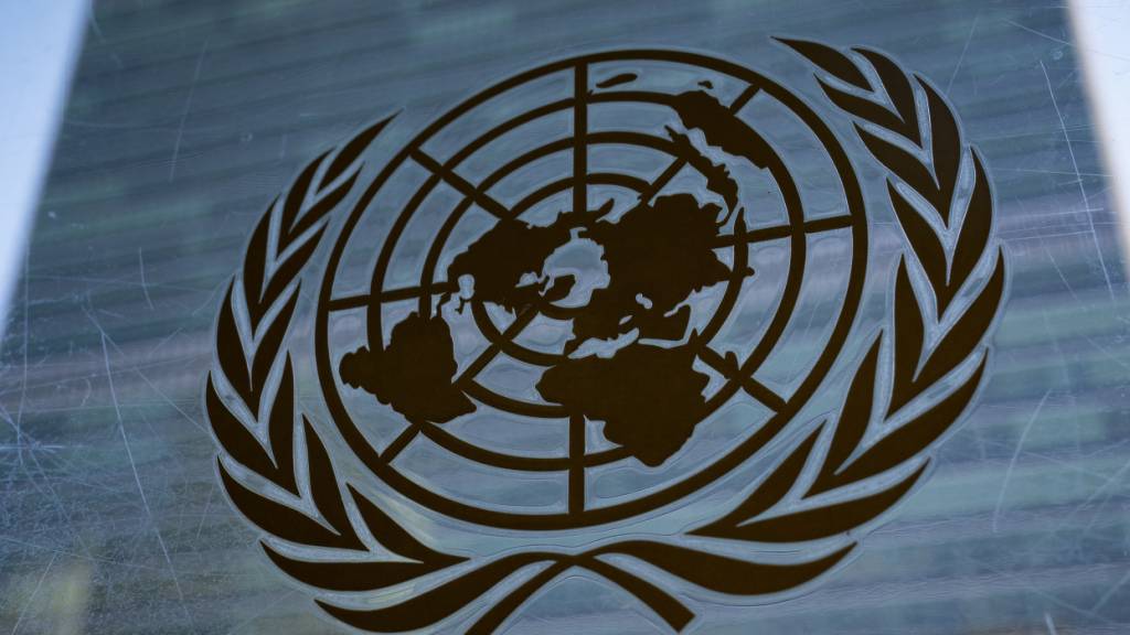 ARCHIV - Das Symbol der Vereinten Nationen ist vor dem Sekretariatsgebäude am Hauptsitz der Vereinten Nationen zu sehen. Foto: John Minchillo/AP/dpa